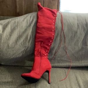 Forever is the brand. 7 1/2 is the size. Red and gold are the colors.